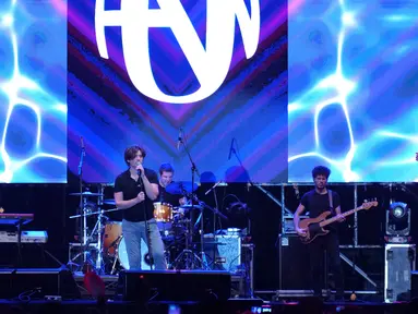 Kelompok musik asal Amerika Serikat, Hanson beraksi pada acara The 90's Festival di Jakarta, Sabtu (23/11/2019). Hanson membawakan hits-nya seperti Waiting For This, Where The Love, And I Waited, This Time Around dan MMMBop. (Liputan6.com/Herman Zakharia)