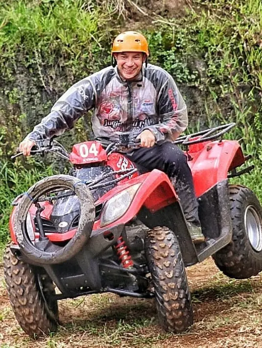 Sebelum bercerita tentang persaingan tersebut, yang menjadi heboh kala itu adalah robohnya panggung yang menjadi tempat para model melenggang. Tentu menjadi cerita dan pengalaman yang sulit terlupakan sampai sekarang. (Instagram/ariwibowo_official)