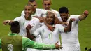 Selebrasi pemain Timnas Aljazair usai membungkam Korea Selatan 4-2 di laga penyisihan Piala Dunia 2014 Grup H di Stadion Beira Rio, Porto Alegre, Brasil (23/6/2014). (REUTERS/Marko Djurica) 