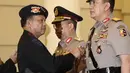 Kapolri Jenderal Tito Karnavian menyematkan lencana jabatan pada Brigjen Muhammad Iqbal selama upacara sertijab di Mako Brimob, Kelapa Dua, Depok, Rabu (14/ 11). Iqbal menjabat Kadiv Humas menggantikan Irjen Setyo Wasisto. (Liputan6.com/Herman Zakharia)