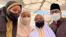 Masker dan hijabnya, wajah glowing Lulu pun tidak bisa ditutupi. Ia mengenakan kerudung warna putih saat menjalankan umroh.  @lutob