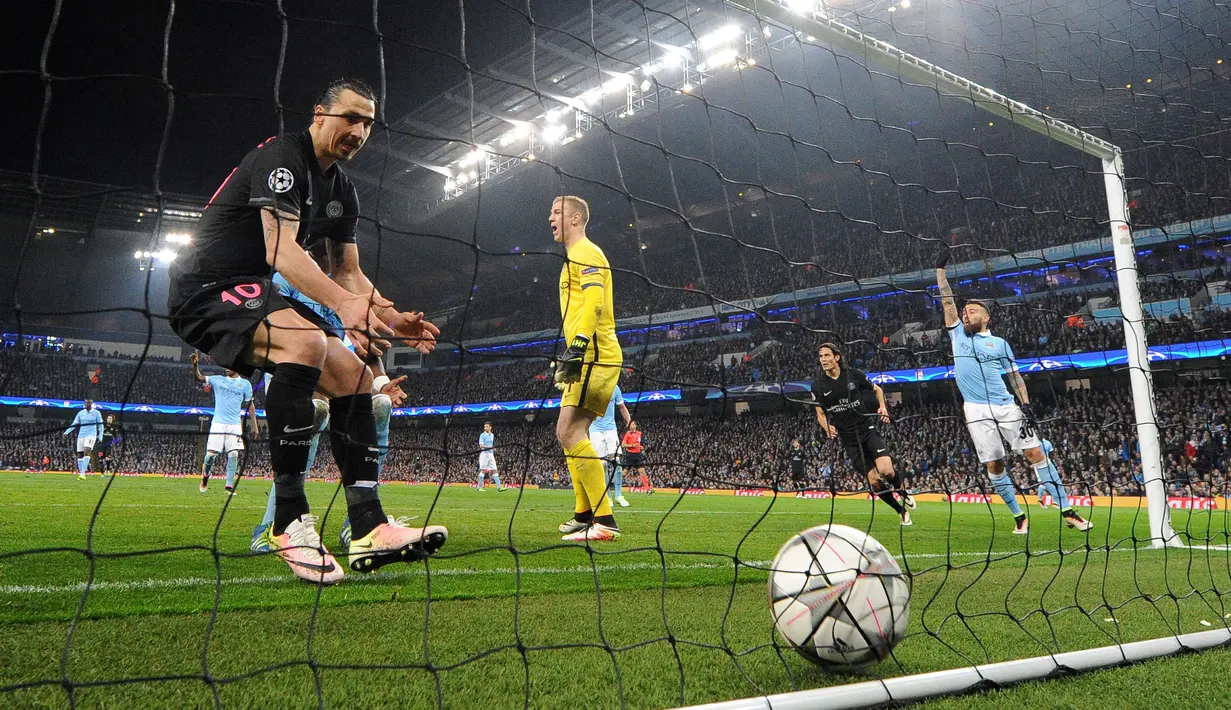 Striker PSG, Zlatan Ibahimovic, mengambil bola dari dalam gawang Manchester City pada leg kedua perempat final Liga Champions di Stadion Etihad, Manchester, Rabu (13/4/2016) dini hari WIB. Gol Zlatan itu dianulir wasit. (AFP/Paul Ellis)