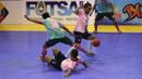 Pemain WPK MBU, Eden Kaesar Kana (kiri), berebut bola dengan pemain Pinky Boys, Fajar Ariansyah, dalam laga Seri III Grup B Wilayah Timur Pro Futsal League 2016 di GOR 17 Desember, Mataram, NTB, Minggu (13/3/2016). (Bola.com/Arief Bagus)