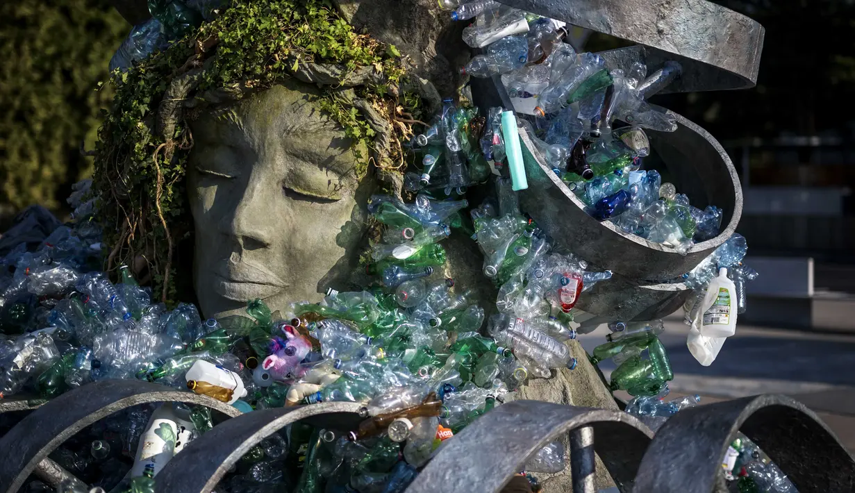 Negosiasi Perjanjian Plastik merupakan pembicaraan untuk mencapai kesepakatan global yang mengikat secara hukum untuk mengatasi krisis polusi plastik di seluruh siklus hidupnya, mulai dari produksi hingga pembuangan. Tampak dalam foto, Sebuah karya dari seniman, aktivis, dan fotografer Kanada Benjamin Von Wong berjudul “The Thinker's Burden,” terlihat di depan Kantor Perserikatan Bangsa Bangsa (PBB) di Jenewa, Swiss pada 12 Agustus 2025. (Fabrice COFFRINI/AFP)