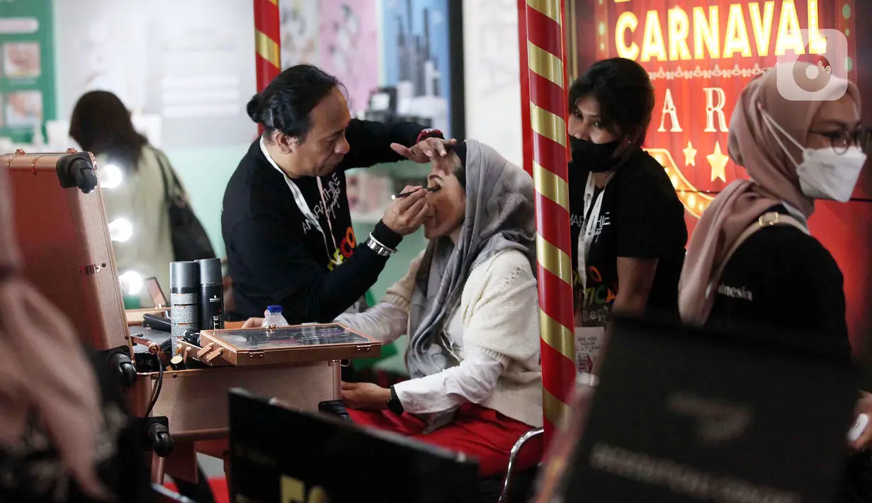 Pengunjung menjalani perawatan kecantikan saat pameran Cosmobeaute Indonesia 2022 di Jakarta Convention Center (JCC), Senayan, Jakarta, Kamis (3/11/2022). Cosmobeaute Indonesia 2022 menghadirkan lebih dari 600 brand dan 200 perusahaan dari Indonesia, Tiongkok, India, Korea, Malaysia dan Singapura. (Liputan6.com/Johan Tallo)