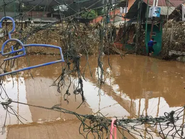 Sampah dan lumpur terlihat di lapangan futsal di kawasan Rawajati, Jakarta, Selasa (6/2). Banjir yang merendam kawasan tersebut menyebabkan lumpur dan sampah mengendap di setiap sudut sehingga mengganggu aktivitas warga. (Liputan6.com/Immanuel Antonius)