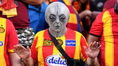 Seorang suporter Esperance de Tunis menggunakan topeng alien saat mendukung timnya melawan Flamengo pada pertandingan Piala Dunia Antarklub 2025 di Lincoln Financial Field, Philadelphia, Selasa (17/6/2025). (AP Photo/Chris Szagola)
