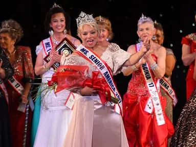 Miss New Jersey, Carolyn Slade Harden dinobatkan sebagai Miss Senior America 2017 di Atlantic City, New Jersey (19/10). Ajang kecantikan lansia tersebut diselenggarakan di Amerika Serikat setiap tahunnya. (AFP Photo/Timothy A. Clary)