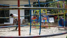Proyek pembangunan Ruang Publik Terpadu Ramah Anak (RPTRA) di Jalan Tidore RW 05, Kelurahan Cideng, Gambir, Jakarta akhirnya dilanjutkan kembali, Senin (4/5/2015). Pembangunan sempat terhenti akibat diprotes dan disegel warga. (Liputan6.com/Faizal Fanani)
