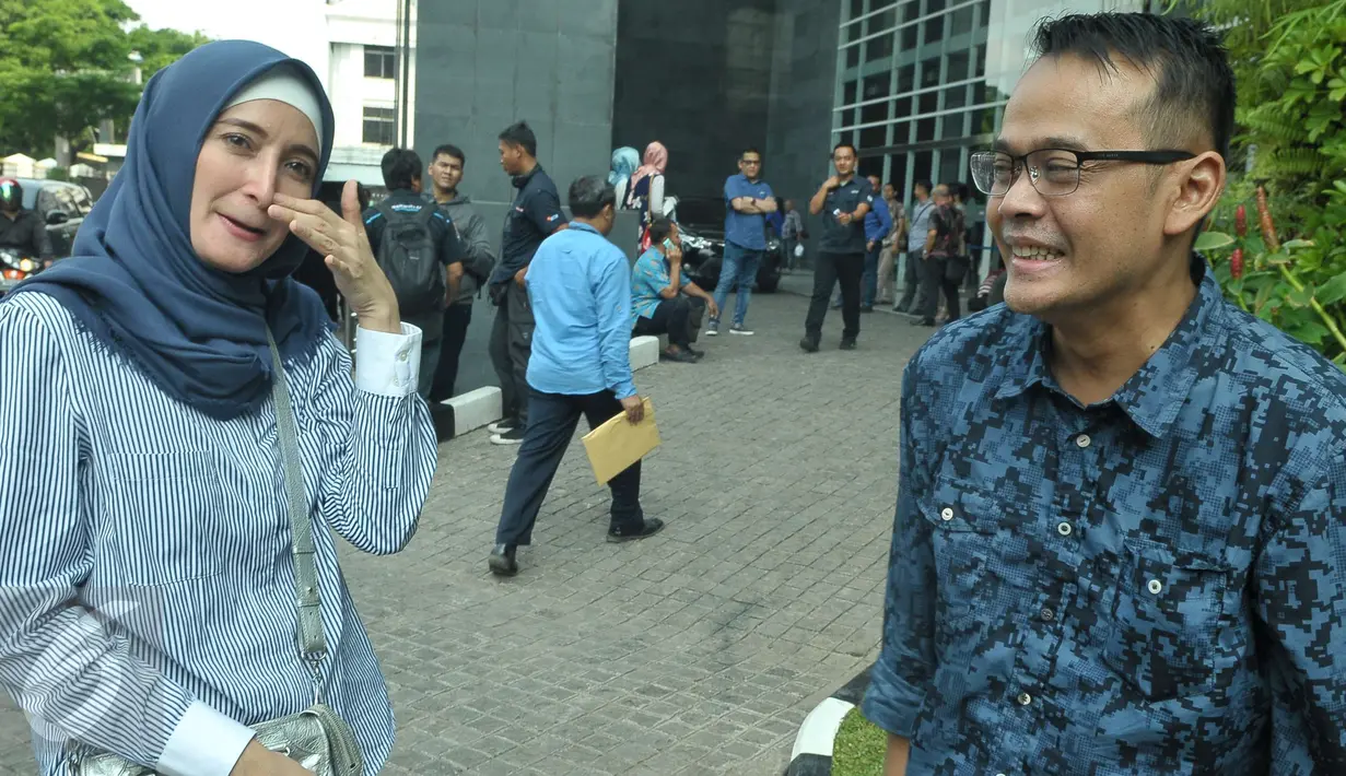 Inneke Koesherawati berbincang dengan suaminya Fahmi Darmawansyah usai membaca Nota Pemebelaan di Pengadilan Tipikor, Jakarta, Senin  (15/5). (Liputan6.com/Helmi Afandi)
