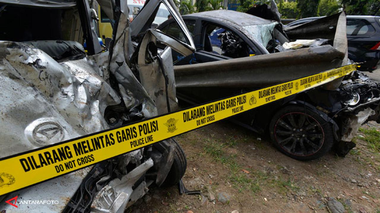 mobil-kecelakaan-dul-130910b.jpg