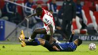 Pemain Ajax Amsterdam, Brian Brobbey, berebut bola dengan pemain Atalanta, Cristian Romero, pada laga Liga Champions di Stadion Johan Cruyff ArenA, Kamis (10/12/2020). Atalanta menang dengan skor 1-0. (AP/Peter Dejong)