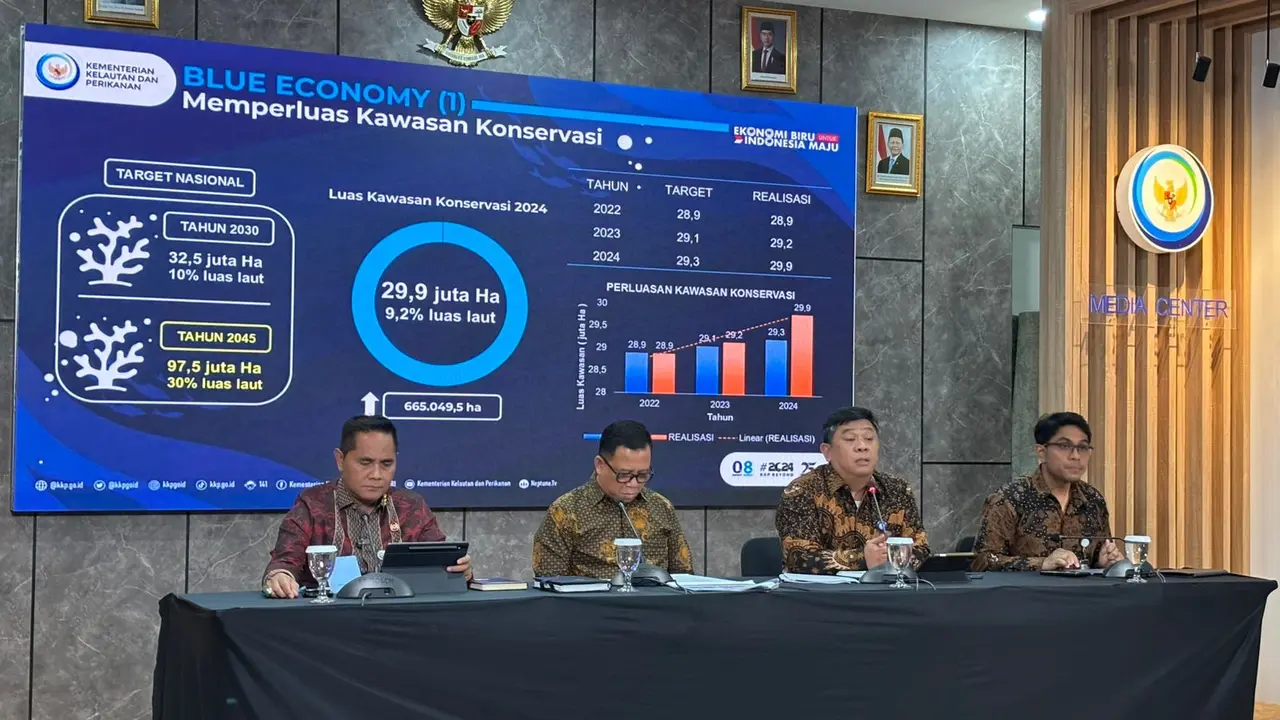 Direktur Jenderal Pengawasan Sumber Daya Kelautan dan Perikanan Pung Nugroho, dalam Konferensi Pers Capaian Kinerja Sektor Kelautan dan Perikanan Tahun 2024 Vol.4, di kantor KKP, Jakarta, Jumat (20/12/2024). (Liputan6.com/Tira)