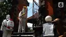 Petugas PMI Kota Tangerang melakukan penyemprotan disinfektan di Pura Kerta Jaya, Tangerang, Banten, Rabu (3/6/2020). Penyemprotan tersebut dilakukan untuk mensterilkan tempat ibadah yang menurut rencana akan kembali dibuka di masa pandemi virus corona COVID-19. (Liputan6.com/Angga Yuniar)