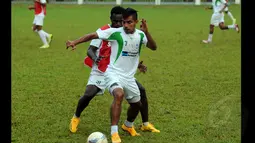 Pemain anyar Persipura Jayapura, Zulham Manik Zamrun (depan) berusaha mengecoh rekan setimnya saat berlatih di Lapangan C Senayan, Jakarta, Senin (16/2/2015). (Liputan6.com/Helmi Fithriansyah)