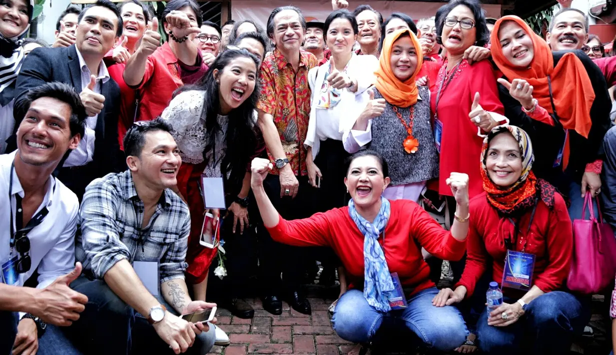 Masih menurut Marcella, artis senior Tanah Air itu berjanji akan ikut membantu meski yang terpilih dari kaum muda. Membantu mengembalikan PARFI sebagai wadah dan rumah bagi para artis. (Adrian Putra/Bintang.com)