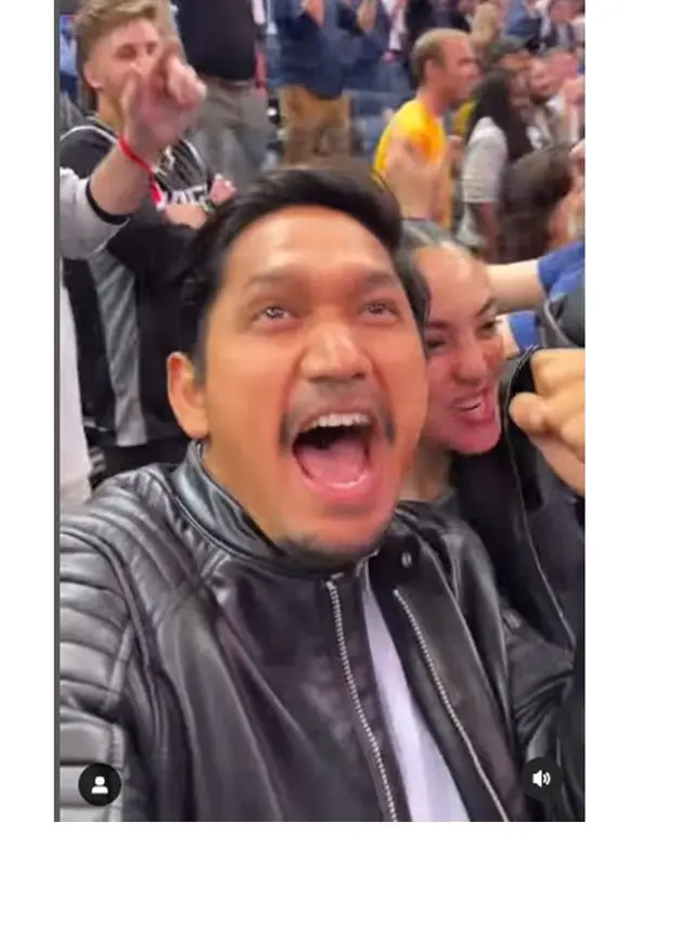 6 Potret Ibnu Jamil dan Ririn Ekawati saat Nonton NBA, Seru Banget