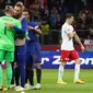 Kiper Timnas Belanda Remko Pasveer (hijau) mendapat selamat dari rekannya setelah&nbsp;pertandingan Grup A4 UEFA Nations League melawan Polandia di National Stadium, Warsawa, Jumat (23/9/2022) dini hari WIB. Berusia 38 tahun, Remko menjalani debutnya bersama Belanda yang menang dengan skor 2-0. (JANEK SKARZYNSKI / AFP)