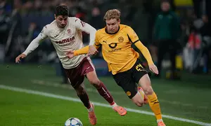 Santi Comesana dan Daniel Svensson berebut bola dalam laga Liga Champions antara Borussia Dortmund vs Villarreal di Signal Iduna Park, 26 November 2025. (AP Photo/Martin Meissner)