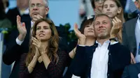 Roman Abramovich dan Dasha Zhukova bertepuk tangan saat final Liga Champions antara Bayern Munich dan Chelsea, Jerman pada 19 Mei 2012. Abramovich dan Zhukova mengumumkan perceraiannya setelah 10 tahun menikah. (AP Photo/Matt Dunham)