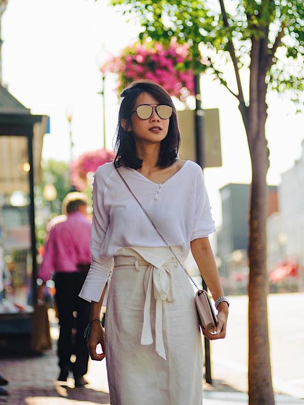 Wanita kelahiran Jakarta ini memang sangat memesona. Menggunakan pakaian serba putih dan kacamata kesayangannya, ia tampak elegan saat berjalan di Georgetown, DC. Tas kecil berwarna senada melengkapi penampilannya. (Liputan6.com/IG/@gistaputri)