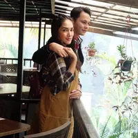 Ussy Sulistiawaty dan Andhika Pratama