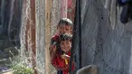 Anak-anak berdiri di samping tenda-tenda di kamp yang menampung para pengungsi Palestina di kamp Al-Bureij, Jalur Gaza tengah pada 7 Juli 2025. (Eyad BABA/AFP)