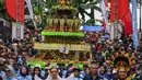 Kegiatan ini diawali dengan kirab tumpeng yang berisi hasil bumi dari sembilan desa di Kecamatan Wonosalam. (JUNI KRISWANTO/AFP)