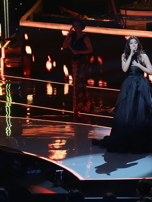 Dengan berbagai penghargaan serta bakat di bidang musik yang tak diragukan lagi, Isyana Sarasvati patut diacungi jempol dan diharapkan dapat terus menelurkan karya-karya indah. (Galih W. Satria/Bintang.com)