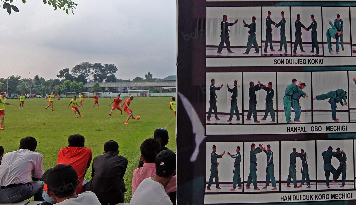 Bambang Pamungkas dan rekan-rekannya berlatih mematangkan strategi untuk mengarungi putaran kedua Torabika SC 2016 di Lapangan Yon Zikon TNI AD, Selasa (6/9/2016). (Bola.com/Nicklas Hanoatubun)
