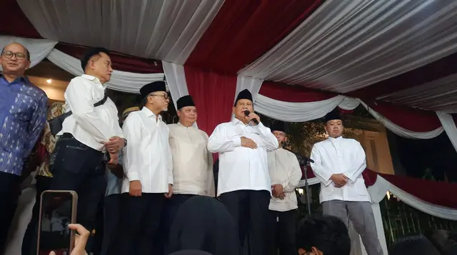 Prabowo Subianto menyampaikan pidato perdananya setelah resmi ditetapkan KPU sebagai pemenang Pilpres 2024. Prabowo menyampaikan terima kasih kepada Presiden Jokowi yang telah mendorongnya sehingga bisa menerima mandat rakyat untuk menjadi pemimpin Indonesia. (Liputan6.com/Lizsa Egeham)