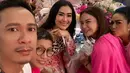 Hadir juga penyanyi dangdut senior Iis Dahlia, Agus Wisman,. Potret selfie Aming bersama Isda, Rossa dan penyanyi dan anggota DPR, Krisdayanti. [Instagram/amingisback/rahulgobeltukangphoto]