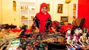 Selain perhiasan dan pernak-pernik asli Nusantara, Pameran HUT Dekranas ke-35 juga menyajikan mainan anak-anak khas Nusantara, Jakarta, Jumat (5/6/2015). (Liputan6.com/Yoppy Renato)