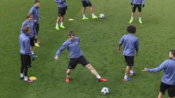Pemain Real Madrid, Gareth Bale menikmati sesi latihan bersama rekan-rekannya sebelum melawan Napoli pada laga 16 besar Liga Champions di   Valdebebas stadium, Madrid, Spain, (14/2/2017). (AP/Daniel Ochoa de Olza)