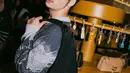 Endy Arfian memilih pendekatan yang lebih playful. Ia mengenakan sweater bermotif dengan backpack hitam sebagai statement piece. Aksen Rexy, maskot ikonik Coach, yang tergantung pada tas memberikan sentuhan fun yang memperkaya keseluruhan gaya. [Dok/KANMO GROUP].