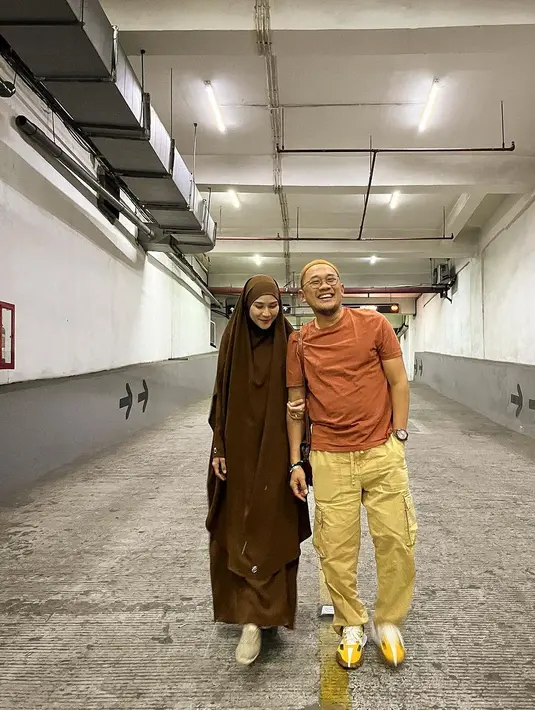 Seperti potret ini, Zaskia tampak mengenakan gamis dan hijab syar’i panjang warna coklat. [Instagram/zaskiadyamecca]