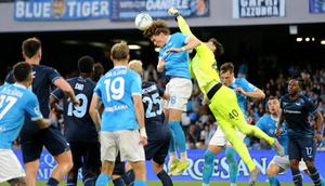 Momen Napoli kalah dari Lazio pada giornata ke-33 Liga Italia 2025/2026. (Carlo Hermann / AFP)