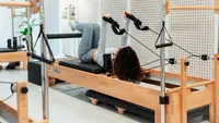 Pilih Pilates daripada Weightlifting untuk Tambah Massa Otot, Apa Bisa?