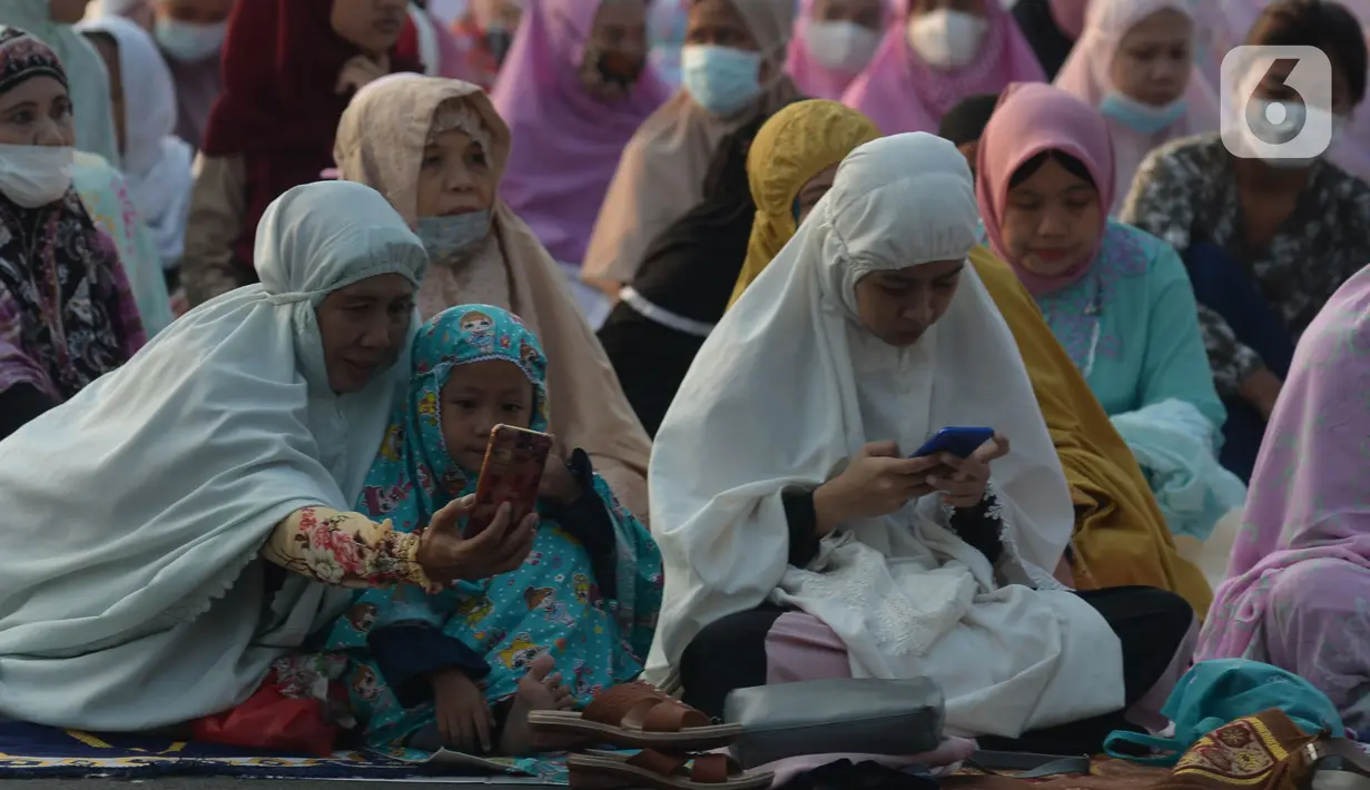 Umat Muslim menghadiri sholat Idul Fitri 1442 H di masjid Raya Al Arif, Jalan Stasiun Senen, Jakarta, Kamis (13/5/2021). Penerapan protokol kesehatan saat Sholat Idul Fitri yang ketat guna mencegah penyebaran Covid-19. (merdeka.com/Imam Buhori)