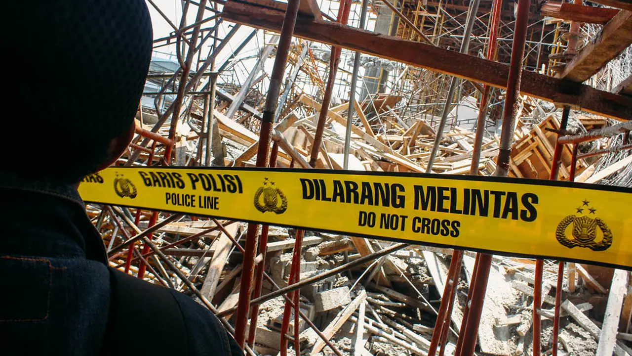 Proses Evakuasi Korban Ambruknya Jembatan TIM 