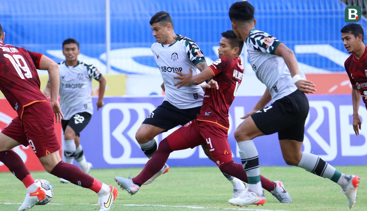 Dalam laga 90 menit yang dilangsungkan di Stadion I Gusti Ngurah Rai, Denpasar, Bali, pertandingan berjalan ketat dimana kedua tim saling beradu serangan dan menciptakan beberapa peluang. (Bola.com/Nandang Permana)