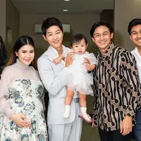 Gelar acara Scarlett Beautyverse sekaligus meet and greet bareng Song Joong Ki, begini momen Felicya, Caesar Hito, dan dua adik Hito bareng Song Joong Ki. Tak hanya Felicya Angelista, adik Hito, Clara Gaby juga ungkap jika Song Joong Ki adalah sosok yang hangat dan ramah. Beruntung bertemu Song Joong Ki, kolom komentar Felicya ramai diserbu akun centang biru. (Liputan6.com/IG/@felicyangelista_)