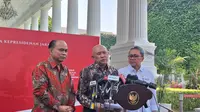 Menteri Koperasi dan UMKM Teten Masduki (tengah) usai rapat di Istana Kepresidenan Jakarta, Senin (25/9/2023). Teten mengatakan, Presiden Jokowi meminta agar platform sosial media dan e-commerce, seperti TikTok dipisahkan (Liputan6.com/ Lizsa Egeham)