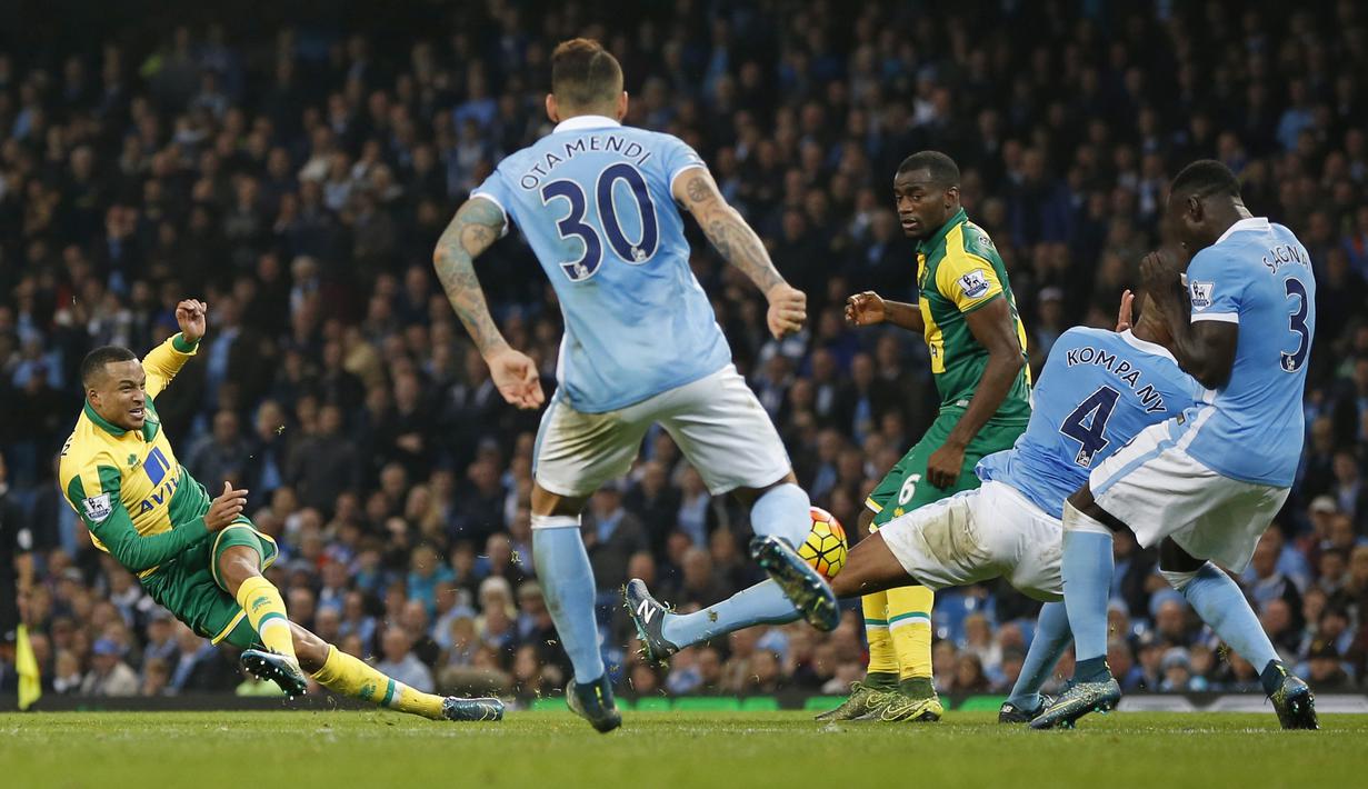 Perebutan bola antara pemain Manchester City dengan pemain Norwich City dalam laga Liga Premier Inggris di Stadion Etihad, Manchester, Sabtu (31/10/2015) malam WIB. (Reuters/Phil Noble)