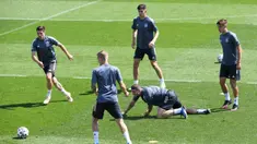 (kiri-kanan) Pemain Jerman Jonas Hoffmann, Toni Kroos, Kai Havertz, Robin Gosens dan Florian Neuhaus melakukan pemanasan selama sesi latihan MD-1 di Herzogenaurach, Jerman, Senin (28/6/2021). Jerman akan melawan Inggris pada babak 16 besar Euro 2020. (Christof STACHE/AFP)