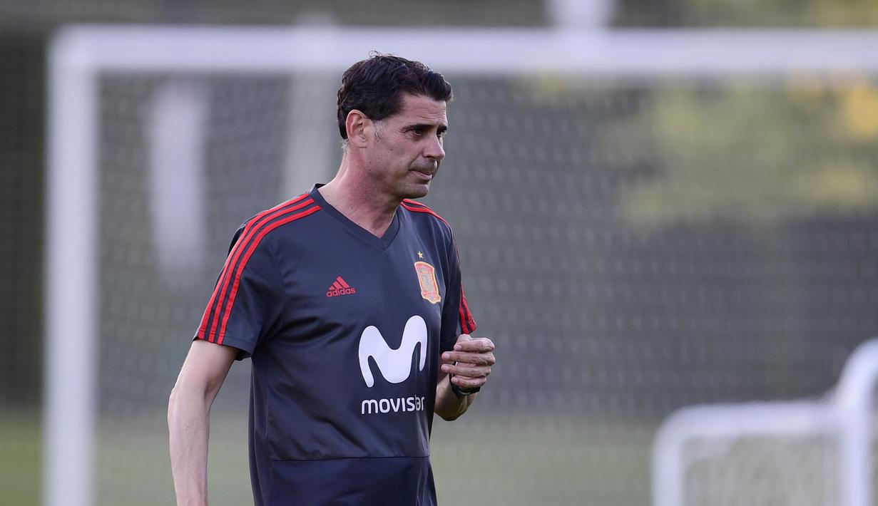 Pelatih baru Spanyol, Fernando Hierro, saat latihan perdananya di Krasnodar Academy, Krasnodar, Selasa (13/6/2018). Legenda Real Madrid ini ditunjuk menggantikan Julen Lopetegui. (AFP/Pierre-Philippe Marcou)