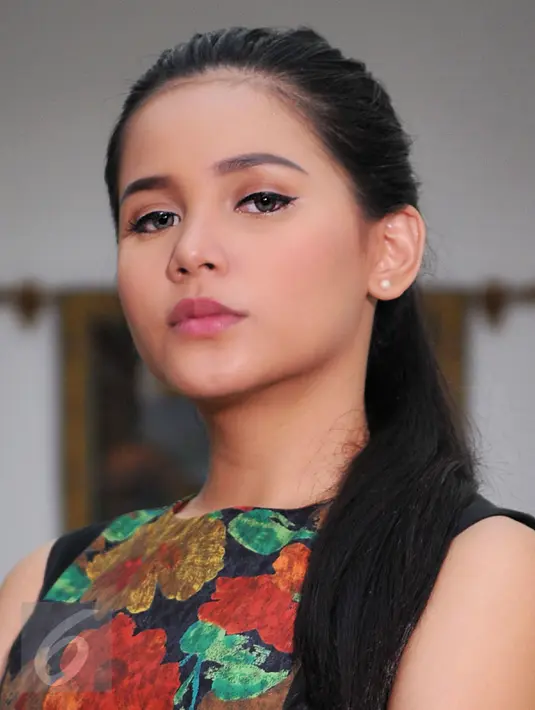 Yunita Siregar berpose saat jeda syuting Serial Elif Indonesia, Jakarta, Minggu (7/2/2016). Sebelum memerankan karakter Iis, Yunita Siregar mengaku sempat bingung dan membutuhkan waktu berpikir. (Liputan6.com/Gempur M Surya)