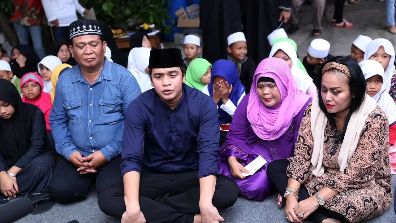 Billy Syahputra bersama keluarga