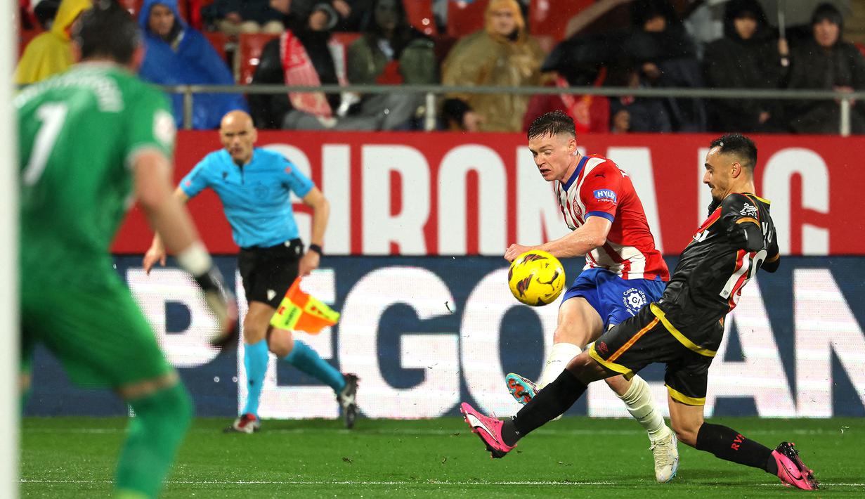 Pemain Girona, Viktor Tsyhankov berusaha mencetak gol ke gawang Rayo Vallecano pada laga lanjutan Liga Spanyol 2023/2024 di Montilivi Stadium, Girona, Spanyol, Selasa (27/02/2024). (AFP/Lluis Gene)
