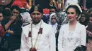 Tak hanya berkerudung, Arumi Bachsin juga tampil anggun dalam balutan pakaian adat saat mendampingi Emil di Kirab Pusaka Hari Jadi Trenggalek. Kecantikannya makin terpancar dengan sanggul dan kebaya putih. (Liputan6.com/IG/@emildardak)